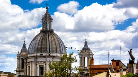 Nubes-moviéndose-sobre-la-cúpula-de-una-iglesia