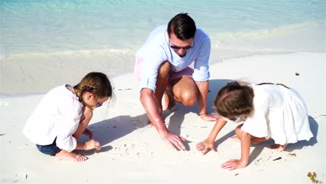 Happy-Family-im-tropischen-Strand-amüsieren.-Vater-und-Kinder-genießen-die-gemeinsame-Zeit-am-weißen-Sandstrand-im-Urlaub