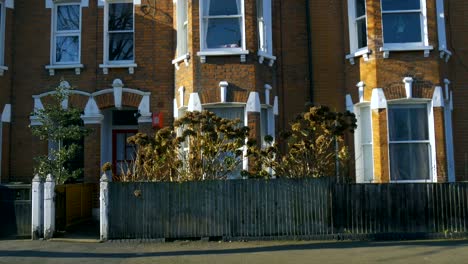 Londoner-Stadthaus-Eingänge-aus-über-die-Straße-2