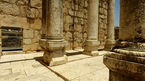 Caminando-entre-antiguas-columnas-en-Israel