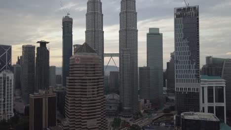 Luftaufnahmen---Petronas-Towers-bei-Sonnenaufgang.-Flache-Farbprofil.