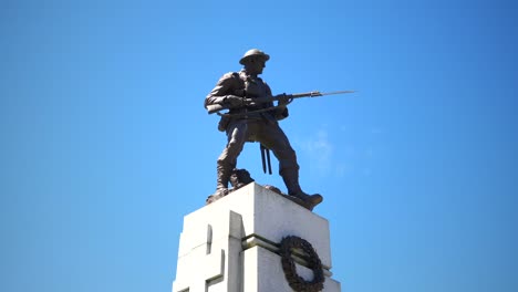 Estatua-de-soldado-de-guerra,-monumento-de-escultura-de-bronce-sobre-Base-de-granito,-Memorial-del-ejército