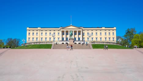 Zeitraffer-Video-von-den-Touristen-im-königlichen-Palast-in-Oslo,-Norwegen,-Zeitraffer-4K