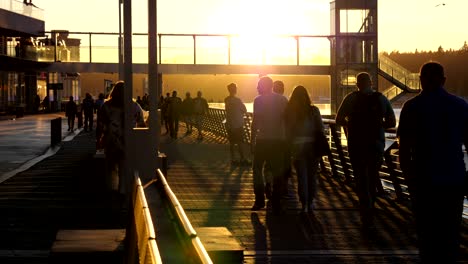 magische-Stunde-Touristen-gehen-ins-Meer-Sonnenuntergang