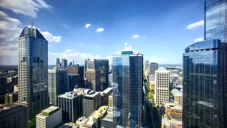 Rollenden-Wolken-gegen-hellen-sonnigen-blauen-Sommerhimmel-in-Melbourne