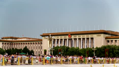 Zeitraffer-der-großen-Halle-des-Volkes-und-die-Besucher-in-Peking,-China