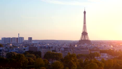 Blick-auf-den-Eiffelturm-in-Paris-auf-den-Sonnenuntergang-in-4k