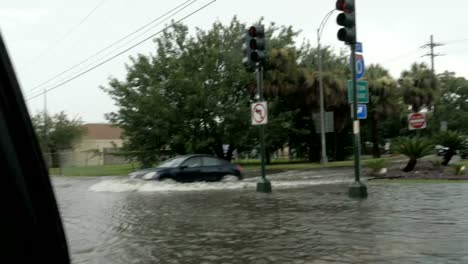 Auto-fährt-durch-eine-überschwemmte-Kreuzung-des-I10-in-New-Orleans