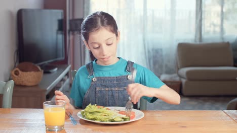 Nutrición-infantil---niña-comiendo-alimentos-saludables-para-el-desayuno