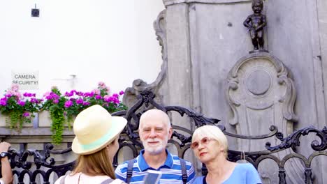 Foto-de-toma-hija-de-sus-padres-mayores-en-viaje-de-vacaciones-en-Bruselas.-Familia-feliz-disfrutando-de-vacaciones