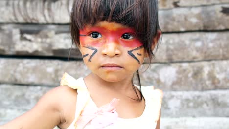 Lindo-niño-brasileño-nativo-de-Tupi-Guarani-tribu,-Brasil