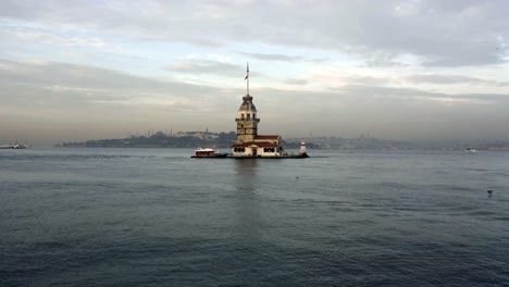 Torre-de-la-doncella-en-el-Bosphorus-Istanbul