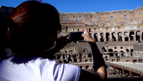 Turística-haciendo-video-con-smartphone-dentro-del-Coliseo,-Roma,-Italia