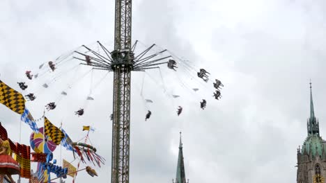 Carrusel-del-oscilación-en-la-calle-central-de-la-fiesta-de-la-cerveza-Oktoberfest.-Baviera,-Alemania