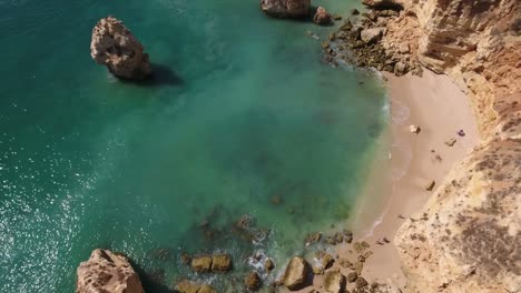 Volando-sobre-Praia-Da-Marinha-(playa-de-Marinha)-en-Algarve,-Portugal