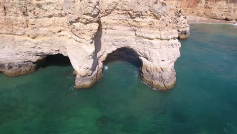 Volando-sobre-Praia-Da-Marinha-(playa-de-Marinha)-en-Algarve,-Portugal