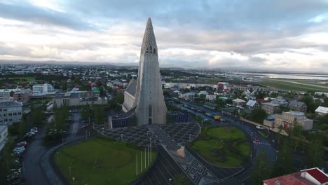 Aerial-footage-of-Hallgrimskirkja-church-in-Reykjavik,-Iceland