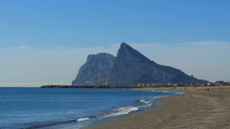 Vista-de-la-roca-de-Gibraltar-y-la-playa-con-las-olas-del-mar