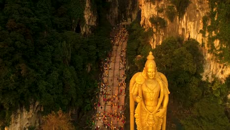 Batu-Höhlen-bei-Sonnenuntergang-am-Thaipusam-Festival-Abend-2018,-Malaysia