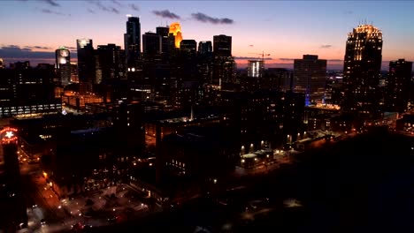 Centro-de-la-ciudad-de-Minneapolis-Skyline-al-atardecer