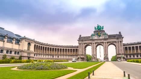 Timelapse-en-Arcade-du-Cinquantenaire-de-Bruselas-(Arc-de-Triomphe),-lapso-de-tiempo-de-Bruselas,-Bélgica-4K