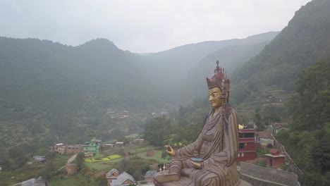 Vista-de-la-estatua-de-Guru-Padmasambhava,-Valle-de-Katmandú,-Nepal---16-de-octubre-de-2017