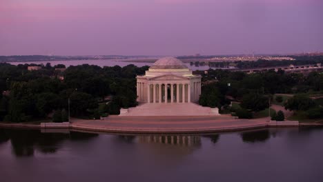 Vista-aérea-del-monumento-a-Jefferson-y-lavabo-de-marea-al-amanecer.