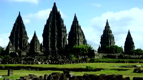 Schöne-Zeitraffer-von-bewegte-Wolken-am-Prambanan-Tempel