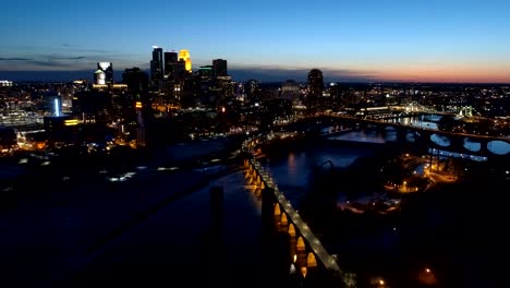 Skyline-de-la-ciudad-de-Minneapolis-en-la-noche-en-4K---antena