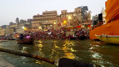 Ghats-von-Varanasi,-Diwali-fest,-Ganges-und-Boote,-Uttar-Pradesh,-Indien,-Real-Time