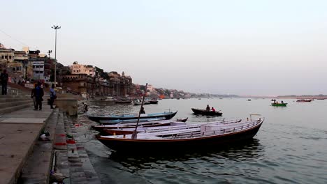 Varanasi-Stadt,-Ganges-und-Boote,-Uttar-Pradesh,-Indien,-Real-Time