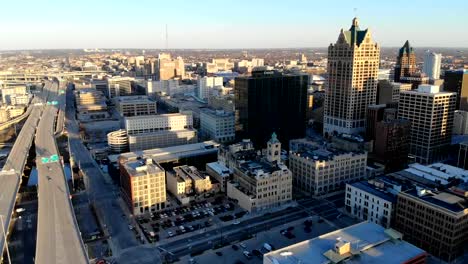 Vista-aérea-de-ciudad-estadounidense-en-la-madrugada.-Edificios-de-gran-altura,-autopista,-Bahía.--Mañana-soleada.-Milwaukee,-Wisconsin,-Estados-Unidos