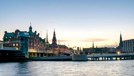 Copenhagen-City-Skyline-Tag-zu-Nacht-Sonnenuntergang-Zeitraffer-am-Hafen-von-Kopenhagen,-Copenhagen-Dänemark-4K-Zeitraffer