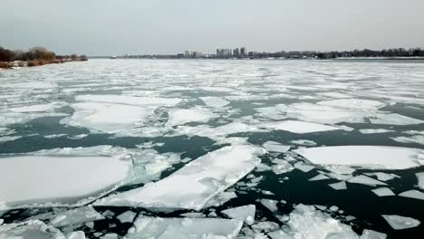 Ice-flows-flow-on-the-Detroit-River