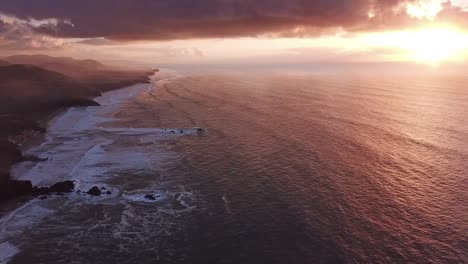 Luftbild-auf-Legzira-Strand-bei-Sonnenuntergang-in-Marokko