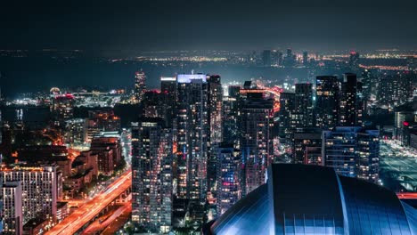 Ciudad-de-Toronto-de-noche-horizonte-coches