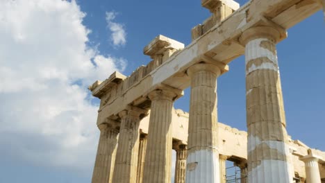 Gimbal-erschossen,-vorbei-an-Säulen-des-Parthenon-in-Athen