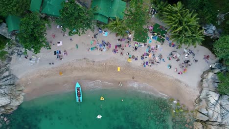 Menschen-mit-einer-Party-am-Strand