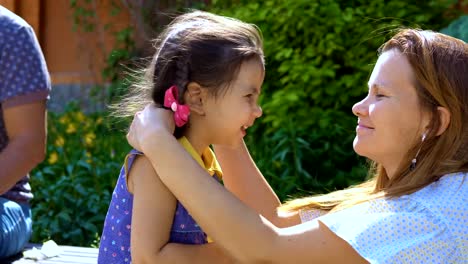 Una-mujer-joven-es-limpiar-la-cara-de-su-hija.