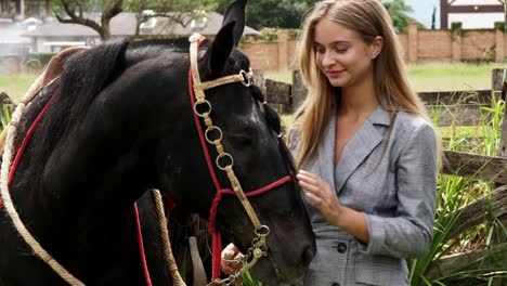 Mujer-bella-y-caballos