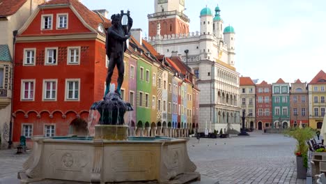 Brunnen-mit-Statue-im-alten-Stadt-Quadrat-von-Poznan-in-Polen