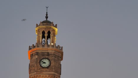 Primer-plano-de-torre-del-reloj-de-Izmir