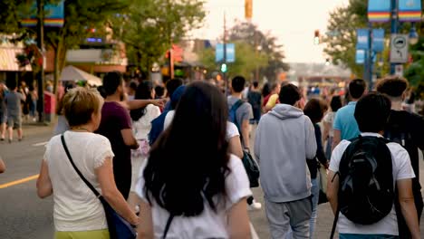 Menschen,-Männer,-Frauen-und-Kinder-zu-Fuß-entlang-der-Straße