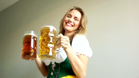 Porträt-einer-glücklichen-Frau-trägt-eine-traditionelles-Oktoberfest-Kostüm-mit-zwei-Biergläsern-und-hält-ein-Schild