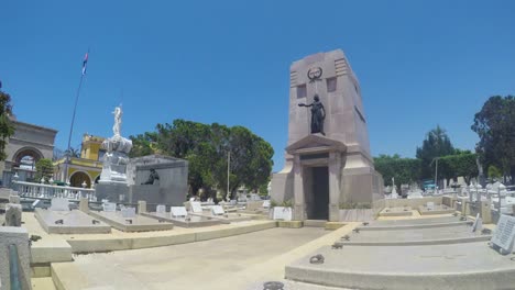 Sepulcros-y-estatuas-en-el-Cementerio-de-Colón-de-la-Habana-Cuba