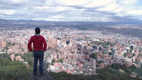 Mann-sucht-in-Bogota-vom-Berg