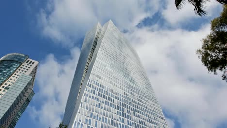 Timelapse-of-modern-glass-skyscraper-in-Tel-Aviv,-Israel-with-cloud-relfections