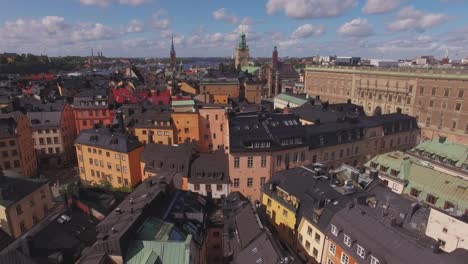 Aerial-Stockholm-Stadtzentrum-entfernt.-Blick-auf-Altstadt-Gebäude-und-Stockholmer-Schloss