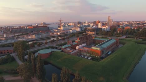 Vista-aérea-de-la-ciudad-de-Malmo-en-puesta-del-sol.-Tiro-de-zánganos-sobrevolando-\"Malmohus\"-en-Suecia