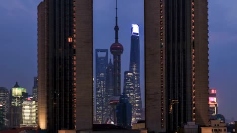 4K-tiempo-de-lapso-(de-día-a-noche)---paisaje-urbano-y-el-horizonte-de-Shanghai